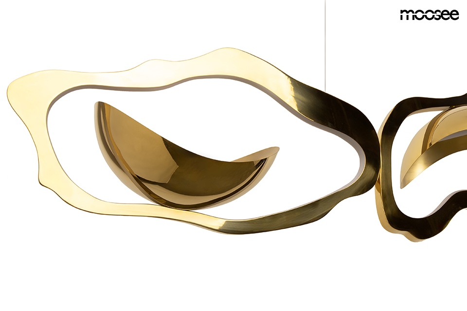 Lampa wisząca LED Chain 210 o mocy 54W, w kolorze złotym. Charakteryzuje się nowoczesnym, organicznym kształtem z półkolistymi elementami. Ujęcie z przodu, na białym tle.