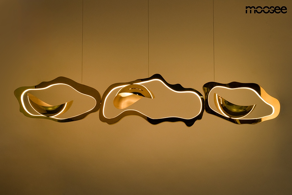 Lampa wisząca LED Chain 210 w kolorze złotym, o nowoczesnym, organicznym kształcie, z delikatnym podświetleniem. Zawieszona na cienkich linkach, wyróżnia się trzema różnymi formami, emitując ciepłe światło 3000K. Idealna do eleganckich wnętrz.