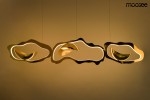 Lampa wisząca LED Chain 210 w kolorze złotym, o nowoczesnym, organicznym kształcie, z delikatnym podświetleniem. Zawieszona na cienkich linkach, wyróżnia się trzema różnymi formami, emitując ciepłe światło 3000K. Idealna do eleganckich wnętrz.