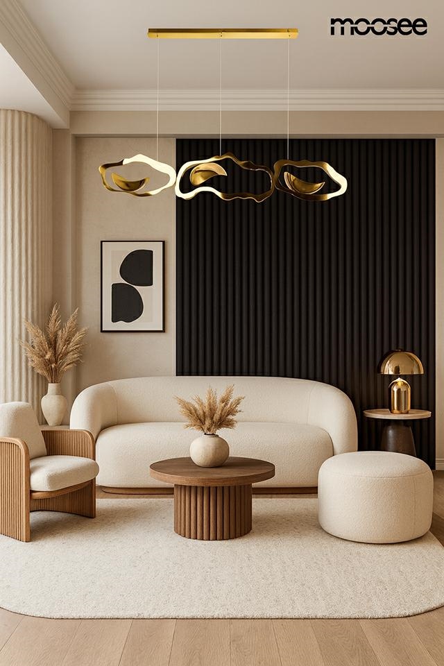 Lampa wisząca LED Chain 210, 54W, 3000K, w złotym kolorze, z unikalnymi, falistymi kloszami, zawieszona na prostokątnej, złotej podstawie. Produkt w aranżacji nowoczesnego wnętrza z jasnym sofą i drewnianymi akcentami.