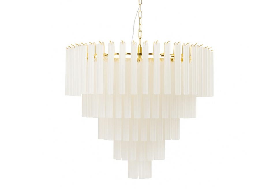 Lampa wisząca Gordon 80, złota z 21 miejscami na żarówki E14. Posiada warstwową konstrukcję z białych, prostokątnych elementów, zawieszona na metalowym łańcuchu. Zbliżenie na elegancki kształt i detale wykończenia.