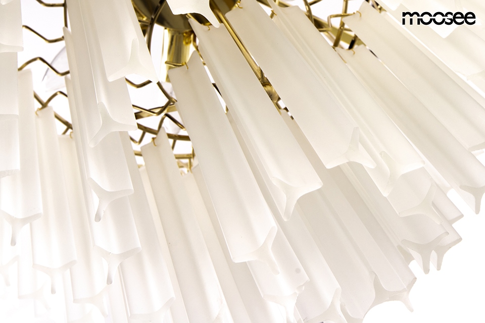 Lampa wisząca Gordon 80, złota, z 21 oprawami E14, z kloszami w białym kolorze. Widok z góry, ukazuje detale kloszy w formie prostokątów z zaokrąglonymi końcami, zamocowanych na metalowej konstrukcji.