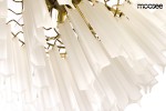 Lampa wisząca Gordon 80, złota, z 21 oprawami E14, z kloszami w białym kolorze. Widok z góry, ukazuje detale kloszy w formie prostokątów z zaokrąglonymi końcami, zamocowanych na metalowej konstrukcji.