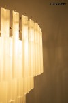 Lampa wisząca Gordon 80 z 21 punktami E14, złota, z przezroczystymi, prostokątnymi kloszami. Ujęcie z boku, ukazujące detale kloszy i ich fakturę. Tło neutralne, podkreślające elegancję lampy.