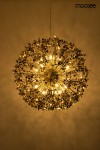 Lampa wisząca Monete 50 z 12 źródłami światła G9, w złotym kolorze. Okrągła konstrukcja z dekoracyjnymi elementami, emitująca ciepłe światło, zawieszona na cienkim przewodzie. Tło jasne, podkreślające efekt świetlny.