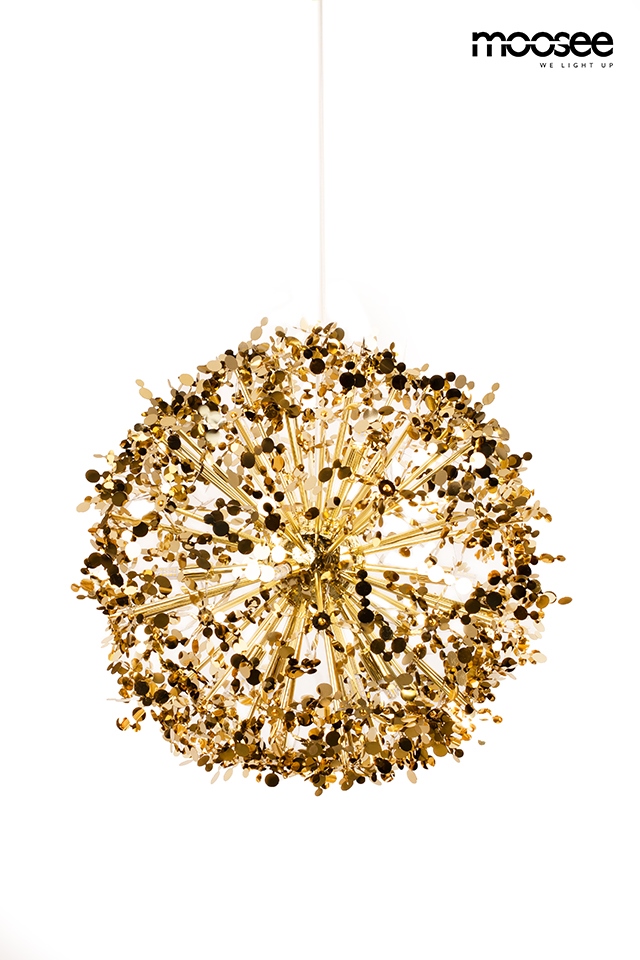 Lampa wisząca Monete 65, złota, o okrągłym kształcie, wykonana z metalowych elementów w formie cienkich prętów i okrągłych dekoracji. Posiada miejsce na 16 żarówek G9. Zawieszona na cienkim kablu, prezentuje się w centralnym punkcie na białym tle.