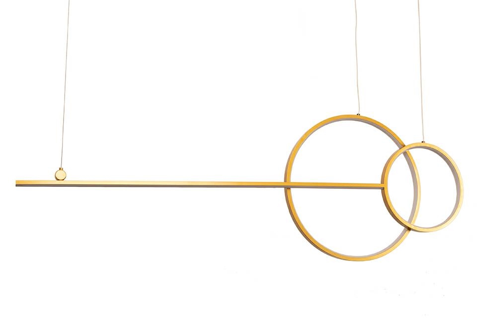Lampa wisząca LED 30W w kolorze złotym, z geometrycznym wzorem składającym się z prostokątnej listwy i dwóch okręgów. Zawieszona na cienkich linkach, idealna do nowoczesnych aranżacji wnętrz. Ciepłe światło 3000K.