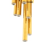 Lampa sufitowa Organo z dziewięcioma diodami LED, moc 10W, barwa 3000K. Złote, cylindryczne klosze w wiszącej aranżacji, z widocznymi oprawkami na końcach. Proste tło podkreśla elegancki design.