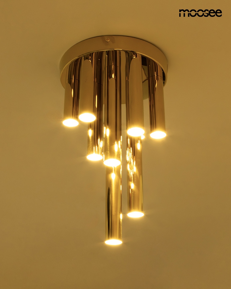 Lampa sufitowa Organo z dziewięcioma lampkami LED o mocy 10W, w kolorze złotym. Ułożona w formie wiszących, cylindrycznych elementów, emitujących ciepłe światło (3000K). Montaż sufitowy, z eleganckim wykończeniem, idealna do nowoczesnych wnętrz.
