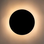 Kinkiet LED Shadow Sun 30 o mocy 8W, czarny, z okrągłym, matowym frontem, otoczonym ciepłym światłem (3000K). Montowany na ścianie, widoczny w neutralnym tle. Idealny do nowoczesnych wnętrz.