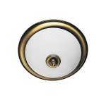 Plafon lampa sufitowa 2xE14 w kolorze mosiądzu patynowanego. Okrągła, płaska konstrukcja z białym kloszem i centralnym uchwytem. Ujęcie frontalne, ukazujące detale wykończenia oraz materiał. Idealna do nowoczesnych wnętrz.