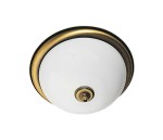 Plafon lampa sufitowa w kolorze patynowanego mosiądzu z białym kloszem. Okrągły kształt, zamontowany na suficie, z miejscem na dwie żarówki E27. Widoczny detal w postaci centralnego mocowania. Tło jednolite.
