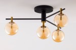 Czarna lampa sufitowa Figaro z czterema bursztynowymi kulami. Konstrukcja z metalowymi elementami w kolorze złotym, z płaskim, okrągłym mocowaniem sufitowym. Lampy umieszczone na poziomych ramionach, widok z dołu.