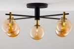 Lampa sufitowa Figaro z pięcioma kloszami G9, czarna konstrukcja z metalowymi złotymi akcentami. Klosze w kolorze bursztynowym, okrągłe, wiszące na czarnych ramionach, zamontowana na suficie. Prosta aranżacja na jasnym tle.