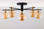 Lampa sufitowa Figaro w kolorze czarnym z sześcioma bursztynowymi kloszami. Klosze mają okrągły kształt i są zawieszone na czarnych, metalowych ramionach. Montaż sufitowy, elegancki design, nowoczesny styl.