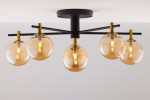 Lampa sufitowa Figaro z sześcioma oprawami G9, w czarnej metalowej konstrukcji z złotymi detalami. Szklane klosze w bursztynowym kolorze, zamontowane na rozłożystych ramionach, widoczna z góry. Idealna do nowoczesnych wnętrz.