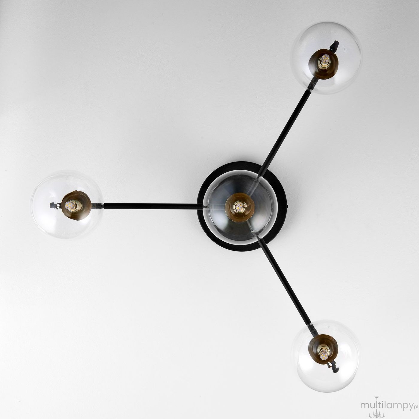 Lampa sufitowa Figaro 4xG9 w kolorze czarnym z transparentnymi kloszami. Ułożona w kształcie gwiazdy, z czterema żarówkami umieszczonymi na długich, czarnych ramionach, mocowana do stropu. Metalowa podstawa z elementami mosiężnymi.