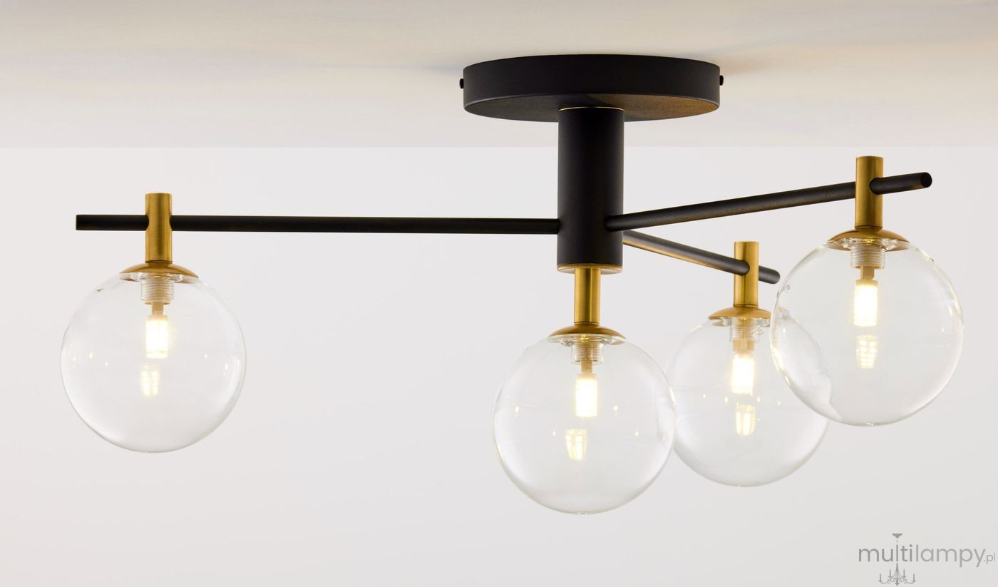 Czarna lampa sufitowa Figaro z czterema przezroczystymi kulistymi kloszami. Konstrukcja z metalowymi elementami w kolorze złotym, zamontowana na suficie. Klosze umieszczone na poziomych ramionach, w minimalistycznym, nowoczesnym stylu.