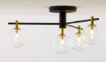 Czarna lampa sufitowa Figaro z czterema przezroczystymi kulistymi kloszami. Konstrukcja z metalowymi elementami w kolorze złotym, zamontowana na suficie. Klosze umieszczone na poziomych ramionach, w minimalistycznym, nowoczesnym stylu.