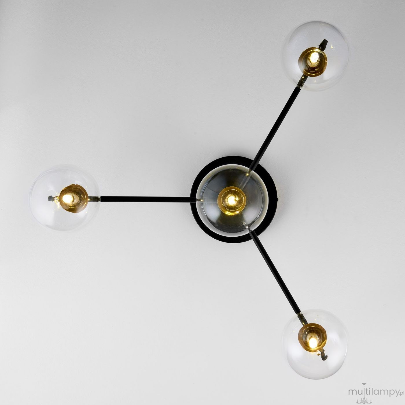 Lampa sufitowa Figaro z czarnym metalowym stelażem i czterema przezroczystymi kloszami. Ujęcie z góry, z widocznymi żarówkami G9 i złotymi detalami. Produkt w stylu nowoczesnym, montowany na suficie.