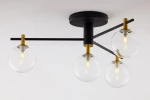 Lampa sufitowa Figaro z czarnym metalowym stelażem, wyposażona w cztery transparentne kuliste klosze. Każdy klosz osadzony na złotych elementach, z widocznymi źródłami światła. Ujęcie z dołu, pokazujące detale konstrukcji.