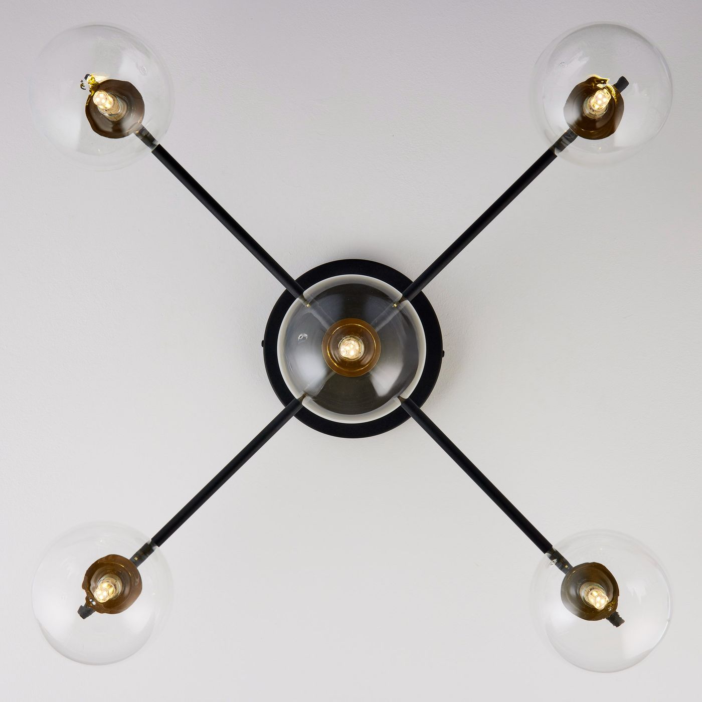 Lampa sufitowa Figaro z pięcioma źródłami światła G9, w kolorze czarnym z transparentnymi kloszami. Produkt widoczny z dołu, z centralnym uchwytem i wyraźnymi detalami metalowymi oraz szklanymi kloszami.