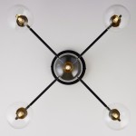 Lampa sufitowa Figaro z pięcioma źródłami światła G9, w kolorze czarnym z transparentnymi kloszami. Produkt widoczny z dołu, z centralnym uchwytem i wyraźnymi detalami metalowymi oraz szklanymi kloszami.