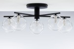 Lampa sufitowa Prato w kolorze czarnym z pięcioma transparentnymi kulistymi kloszami. Ujęcie z dołu, ukazujące metalowy stelaż oraz miejsce na żarówki G9. Klosze mają gładką, przezroczystą fakturę, montowane do sufitu.