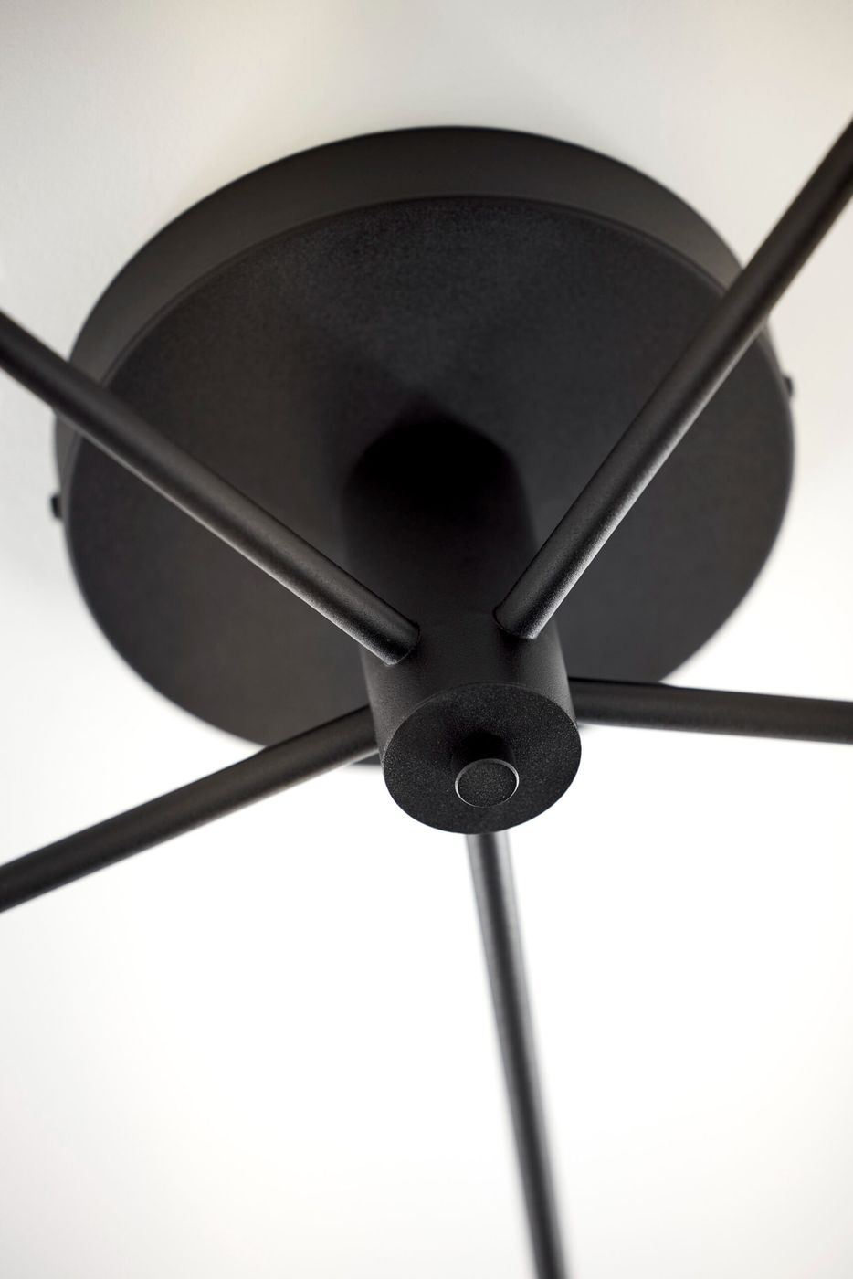 Czarna lampa sufitowa Prato z pięcioma oprawami G9, widok z dołu. Metalowa konstrukcja z cienkimi ramionami i okrągłym, matowym mocowaniem. Prosta forma, idealna do nowoczesnych wnętrz.