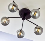 Lampa sufitowa Prato w kolorze czarnym z pięcioma kulistymi kloszami w dymnym odcieniu. Klosze osadzone na czarnych ramionach, montowane na okrągłej podstawie. Wnętrze kloszy z widocznymi żarówkami G9.