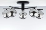 Lampa sufitowa Prato z pięcioma kloszami G9, w kolorze czarnym z dymnymi szklanymi kulami. Ujęcie z góry, wisząca konstrukcja na czarnym stelażu, z metalowymi detalami. Klosze mają zaokrąglony kształt, tworząc nowoczesny wygląd.
