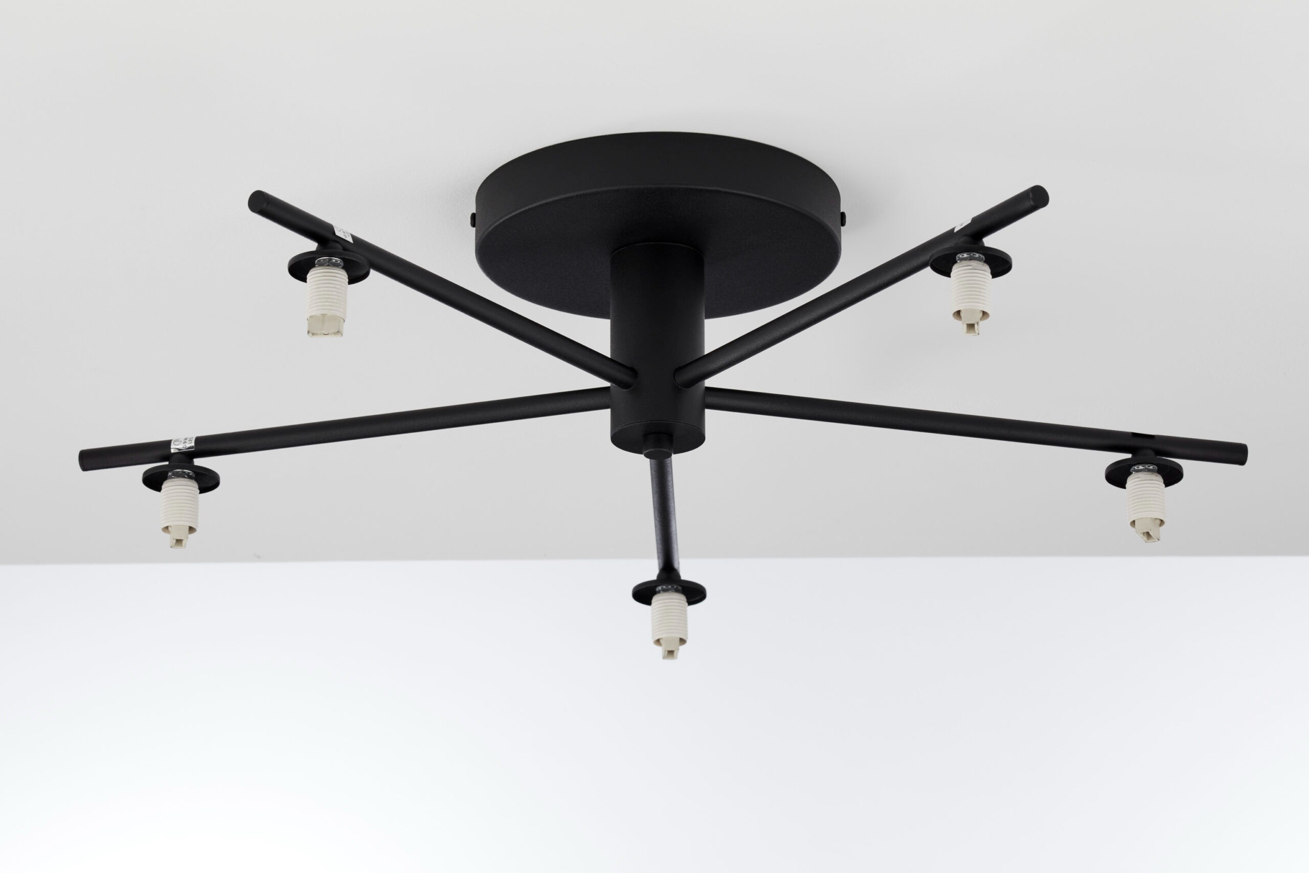 Lampa sufitowa Prato w kolorze czarnym, z pięcioma miejscami na żarówki G9. Konstrukcja metalowa z rozłożonymi ramionami, montowana na suficie, z widocznymi oprawkami. Prosty design, idealna do nowoczesnych wnętrz.