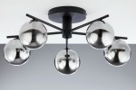 Lampa sufitowa Prato w kolorze czarnym, z pięcioma dymnymi kulami G9, zamontowana na okrągłej podstawie. Kule mają metaliczne wykończenie, a konstrukcja jest minimalistyczna, z poziomymi ramionami. Ujęcie z dołu, pokazujące detale.