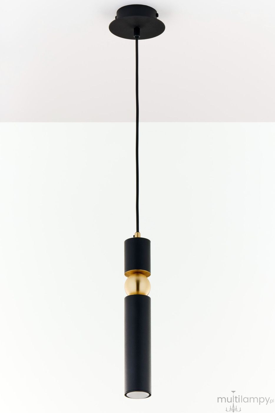 Lampa wisząca Alas z jedną oprawą GU10, w kolorze czarnym z metalowymi złotymi akcentami. Cylindryczny kształt z matowym wykończeniem, zawieszona na czarnym kablu. Prosta, elegancka konstrukcja, idealna do nowoczesnych wnętrz.
