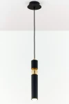 Lampa wisząca Alas w kolorze czarnym z metalową złotą dekoracją. Posiada pojedynczy gwint GU10. Ujęcie z dołu, wisząca na czarnym przewodzie, z cylindrycznym kształtem oraz minimalistycznym designem. Tło białe, proste.