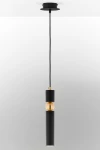Lampa wisząca Alas, czarna, z metalowym wykończeniem w kolorze złotym. Ma cylindryczny kształt, z długim przewodem, zawieszona na okrągłej podstawie. Źródło światła GU10 umieszczone w dolnej części. Tło proste, jasne.
