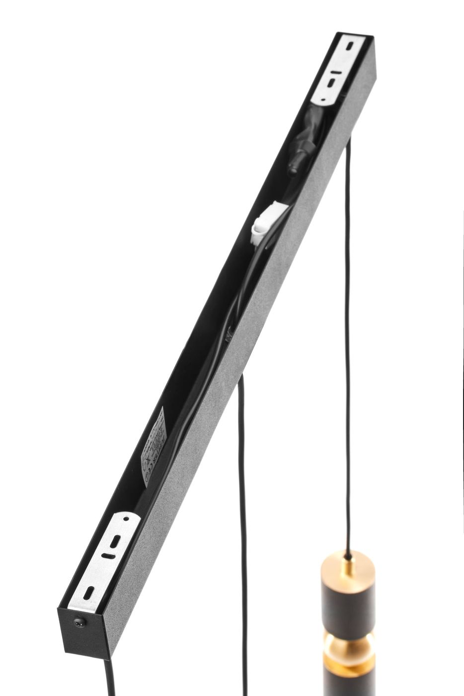 Lampa wisząca Alas z trzema gniazdami GU10, czarna. Ujęcie z boku, pokazujące metalową konstrukcję z widocznymi przewodami oraz uchwytami montażowymi. Na dole zawieszone cylindryczne klosze w kolorze czarnym z metalowymi akcentami. Tło białe, proste.