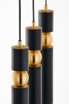 Lampa wisząca Alas w kolorze czarnym z trzema źródłami światła GU10, składająca się z cylindrycznych elementów z matowego czarnego materiału oraz złotych akcentów w formie kul. Produkt zawieszony na cienkim czarnym przewodzie, ukazany z bliska.