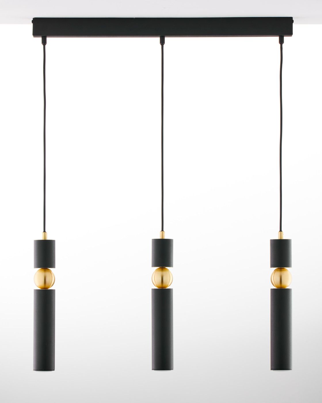 Lampa wisząca Alas z trzema punktami świetlnymi, czarna z metalowymi, złotymi akcentami. Posiada cylindryczne klosze zawieszone na czarnych linkach, zamontowana na prostokątnej podstawie. Idealna do nowoczesnych wnętrz.