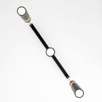 Lampa wisząca Alas 3xGU10 w kolorze czarnym z metalowym stelażem. Posiada trzy cylindryczne klosze z białym źródłem światła, rozmieszczone na prostokątnym ramieniu. Ujęcie z góry, na jednolitym tle.