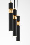 Lampa wisząca Alas 3xGU10 w kolorze czarnym z elementami złotymi. Składa się z trzech cylindrycznych kloszy o matowej teksturze, zawieszonych na czarnych przewodach. Klosze mają okrągłe otwory u dołu, zapewniające źródło światła.