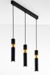 Lampa wisząca Alas z trzema źródłami światła GU10. Czarna obudowa z matowego metalu, z elementami w kolorze złotym. Ułożona poziomo na prostokątnej podstawie, z długimi kablami, zwisającymi z sufitu. Idealna do nowoczesnych wnętrz.