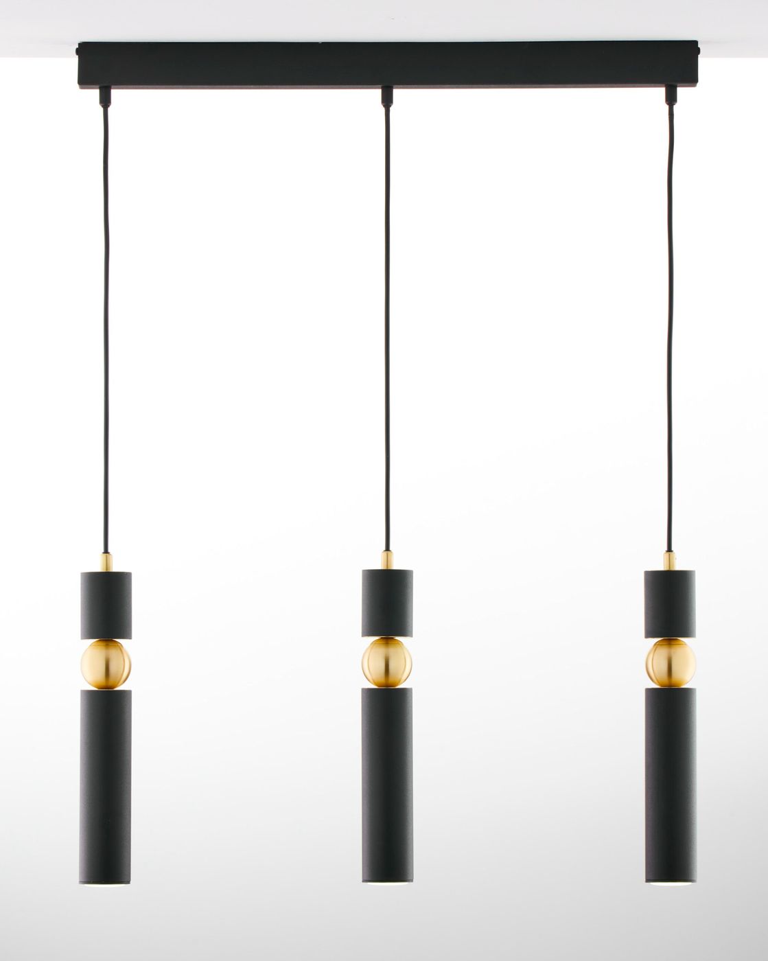 Lampa wisząca Alas 3xGU10 w czarnym kolorze z trzema cylindrycznymi kloszami, z ozdobnymi złotymi elementami. Montowana na prostokątnej podstawie, zawieszona na cienkich kablach, prezentuje nowoczesny i elegancki design.