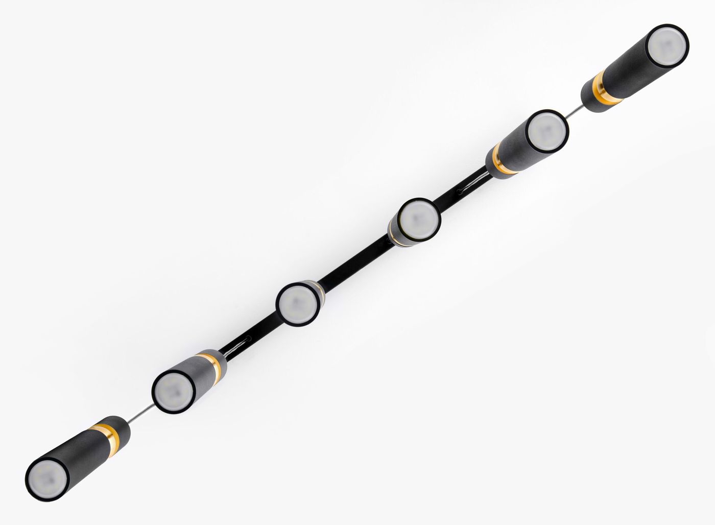 Lampa wisząca Alas z sześcioma oprawami GU10, w kolorze czarnym, z metalowym stelażem. Kształt prostokątny z okrągłymi kloszami, zawieszona poziomo. Widoczne złote akcenty przy kloszach dodają elegancji. Tło białe, podkreślające produkt.