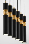 Lampa wisząca Alas z sześcioma oprawami GU10, w kolorze czarnym. Składa się z cylindrycznych elementów z matowego metalu oraz złotych kulistych detali. Produkt zawieszony na czarnych przewodach, widoczny z bliska, eksponujący nowoczesny design.