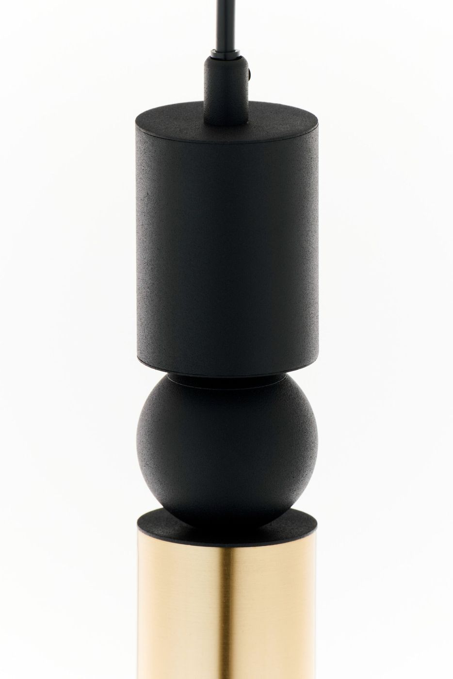Czarna lampa wisząca Alas z elementami w kolorze złotym, składająca się z cylindrycznego klosza oraz okrągłej, matowej kulki. Produkt wisi na cienkim przewodzie, z wykończeniem w prostym, nowoczesnym stylu.