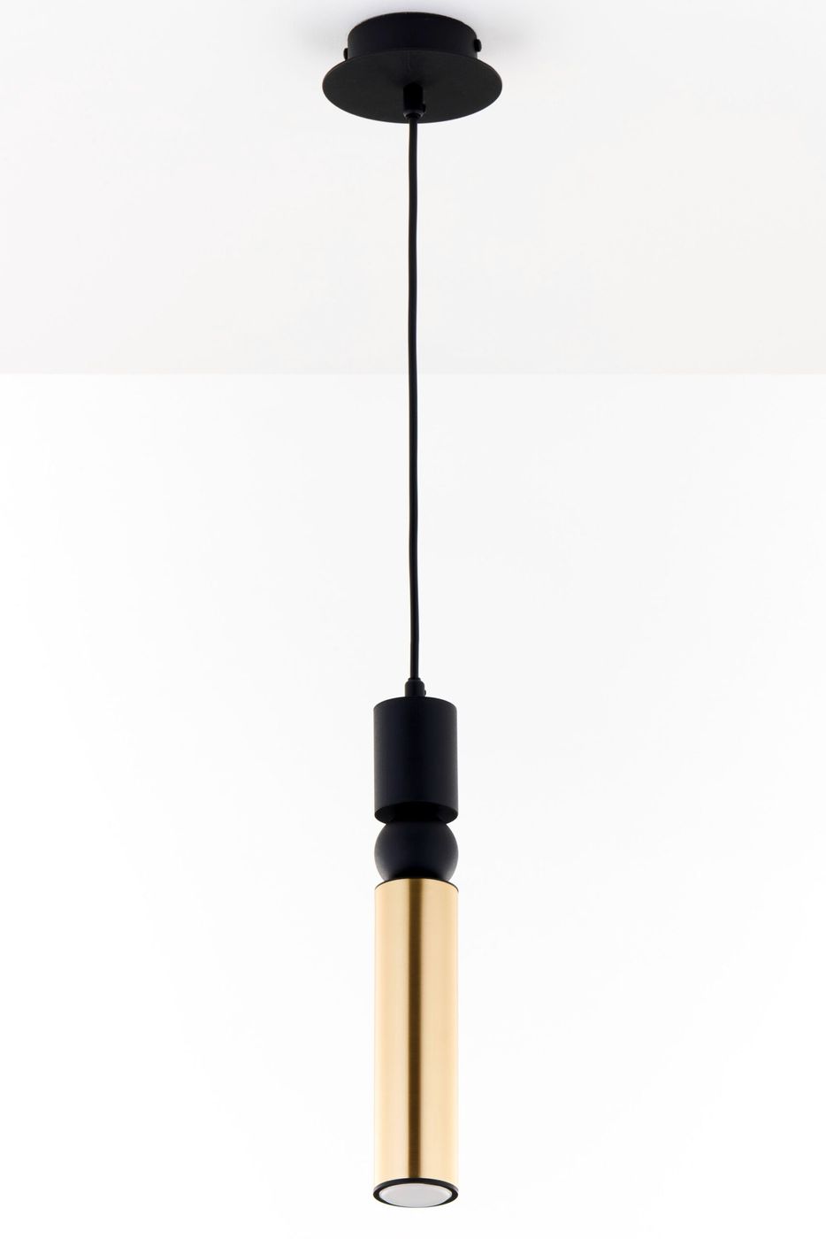 Lampa wisząca Alas z jedną oprawą GU10, o cylindrycznym kształcie. Czarna podstawa z matowego materiału, z metalowym złotym kloszem. Zawieszona na czarnym przewodzie, montowana do sufitu. Prosta forma, eleganckie połączenie kolorów.