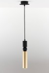 Lampa wisząca Alas z jednym miejscem na żarówkę GU10, w kolorze czarnym i złotym. Posiada cylindryczny, złoty klosz oraz czarną podstawkę i kabel. Ujęcie frontalne, zawieszona z sufitu na prostym tle.