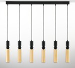 Lampa wisząca Alas z sześcioma źródłami światła GU10, z czarnymi elementami oraz złotymi kloszami w formie cylindrów. Produkt zawieszony na prostokątnej, czarnej podstawie, z widocznymi przewodami. Tło jasne, jednolite.