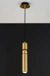 Lampa wisząca Alas w kolorze złotym, z jednym źródłem światła GU10. Posiada cylindryczny kształt z dekoracyjnymi elementami, zawieszona na czarnym przewodzie. Ujęcie frontalne, na jednolitym ciemnym tle.